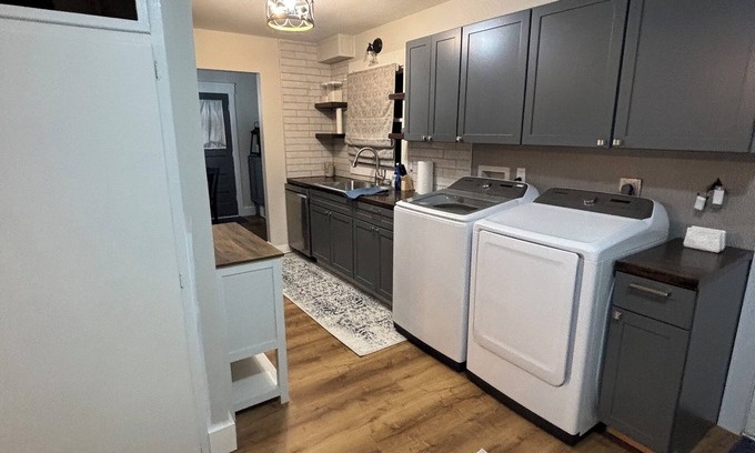 Pratt House | Charming 3-bedroom house. Perfect for executives, families or small groups.