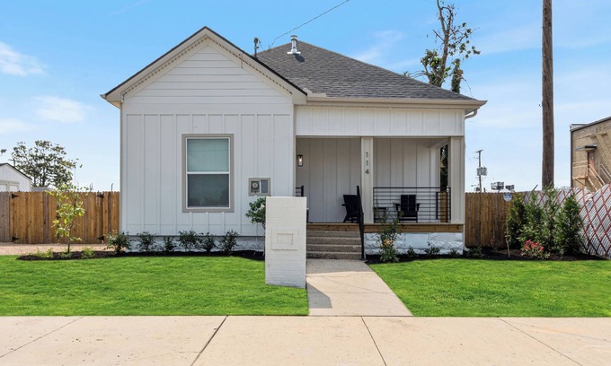 Rogers House | Charming 3-bedroom house 10-min walk from Downtown Rogers. Close to Beaver Lake!