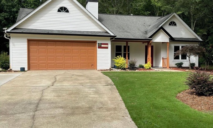 Senoia House | Charming 3-bedroom house in quiet cul-de-sac in Senoia