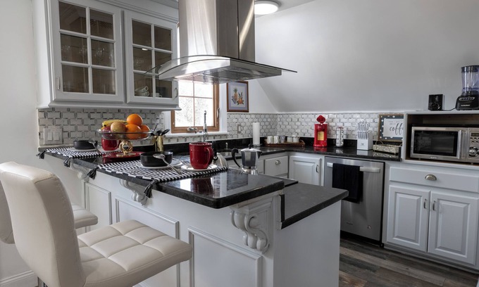 Utica House | Charming 3-bedroom house with AC and WiFi in Utica