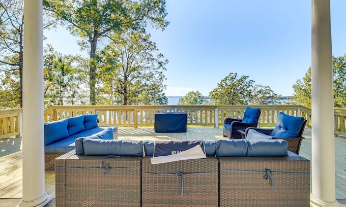 Zwolle House | Charming 3-bedroom house with WiFi and AC off of Hwy 1215