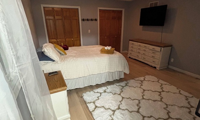 Hilliard House | Charming 3-bedroom in Hilliard with huge fenced in backyard