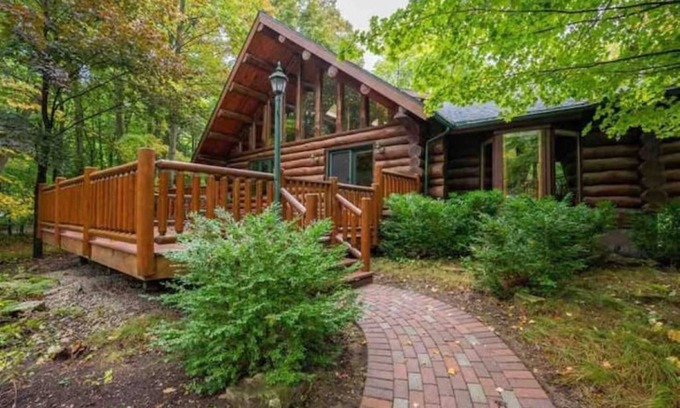 Egg Harbor Cabin | Charming 3-bedroom Log Cabin by the lake