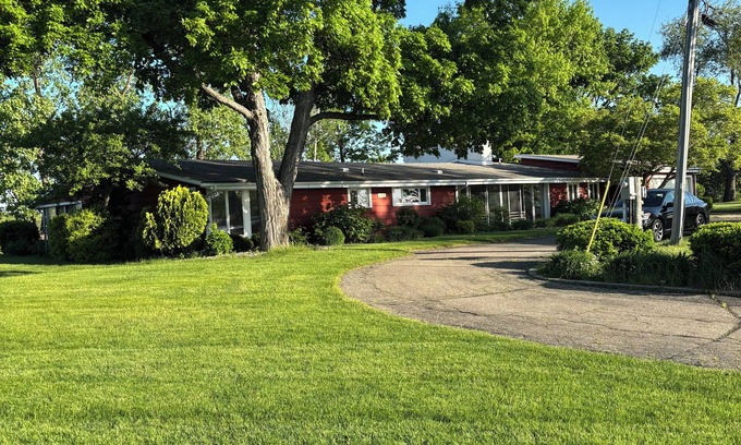 Coldwater House | Charming 3-bedroom lake house with WiFi, AC in Coldwater on Morrison Lake.