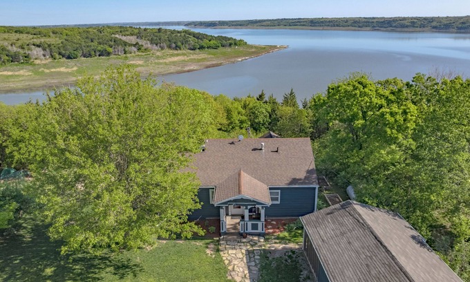 Fostoria Cottage | Charming 3-bedroom lakeside cottage