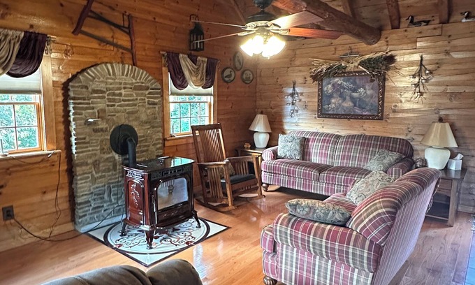 Wilcox Cabin | Charming 3-bedroom log cabin in Elk County