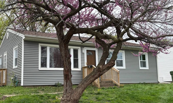Clinton House | Charming 3-bedroom pet friendly house with fenced in yard in Clinton, IA.