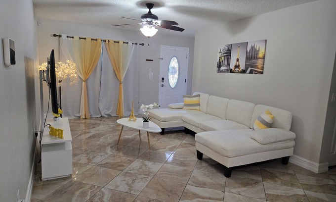 Citrus Park House | Charming 3-bedroom pool house with AC, WiFi in pleasant Tampa