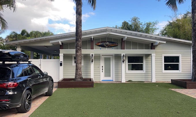 Lake Park House | Charming 3-bedroom pool house in Lake Park Naples with AC and WiFi
