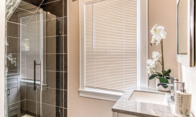 Southside House | Charming 3-Bedroom Retreat, Off Street Parking, and WiFI