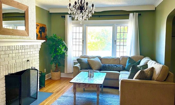 Centretown West House | Charming 3-bedroom semi detached with WiFi and AC in lovely Ottawa