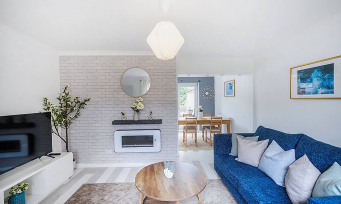 Stevenage House | Charming 3-Bedroom Townhouse with Coastal Elegance
