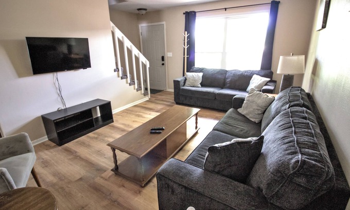 Lovington House | Charming 3-bedroom townhome in enchanting Des Moines with AC, WiFi