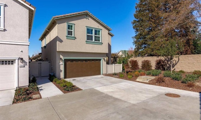 Roseville House | Charming 3-bedroom townhome with AC, WiFi in tranquil Roseville