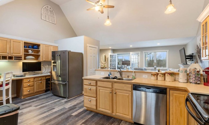 Flushing Township House | Charming 3-bedroom townhome 5024 Meadowbrook