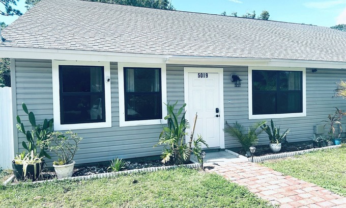Palmer Ranch House | Charming 3-bedroom townhome with Hot Tub and WiFi in beautiful Sarasota