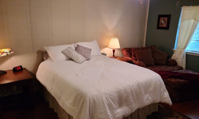 Bedford House | Charming 3-bedroom Townhome with Fireplace and Private Patio
