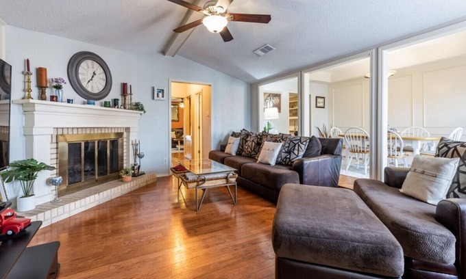 Bedford House | Charming 3-bedroom Townhome with Indoor Fireplace