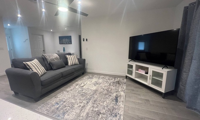 Orlando House | Charming 3-bedroom townhome with an enclosed patio in lovely Orlando.