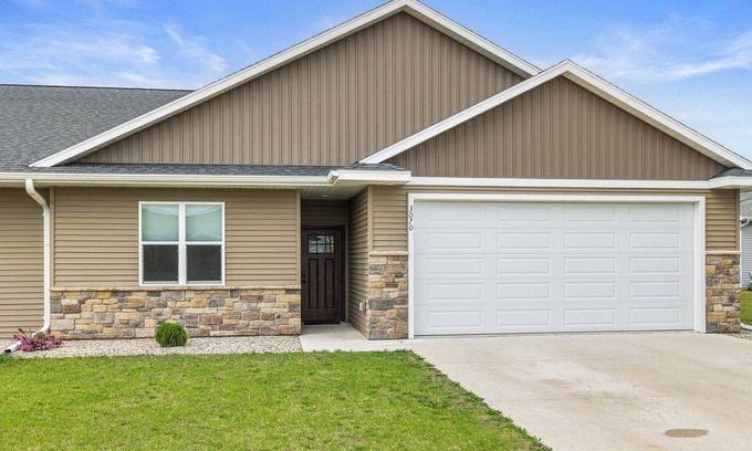 Plover House | Charming 3-bedroom townhome with a backyard, WiFi and AC in delightful Plover WI