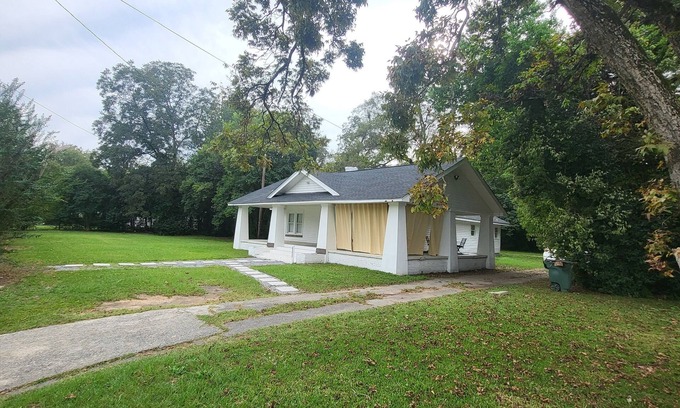 Macon House | Charming 3-bedroom -Two bathrooms -15 minutes from Robins AFB