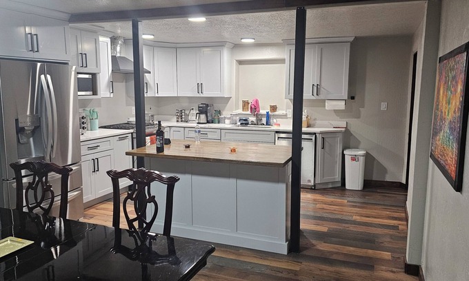 South Valley House | Charming 3-bedroom house in fabulous Albuquerque with WiFi, AC