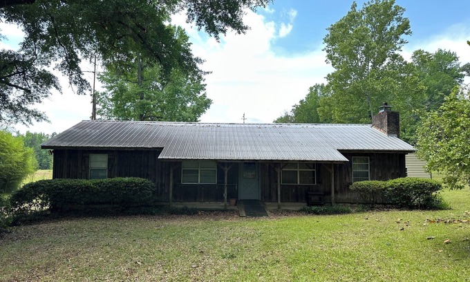 Autaugaville Cabin | Charming 3-bedroom cabin in Autaugaville with AC and Hangout Building