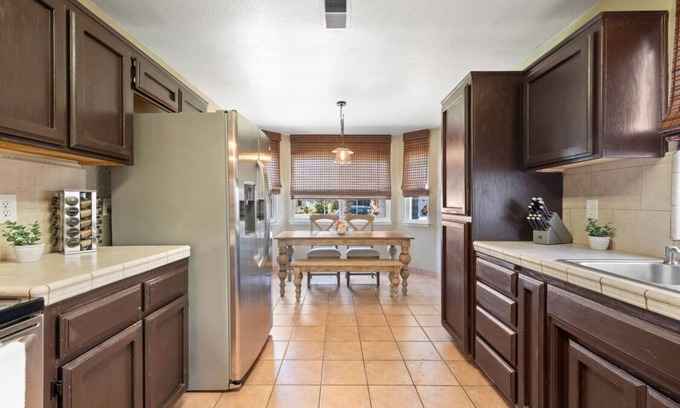 Pumpkin Center House | Charming 3-bedroom house with office, sparkling pool, full kitchen-Bakersfield