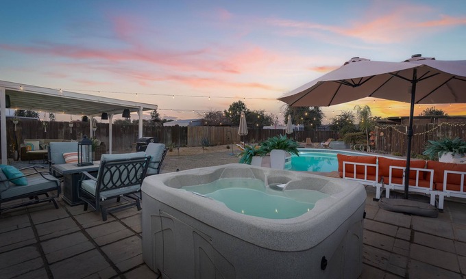 Greenacres House | Charming 3-bedroom house with Pool, hot tub and Tiki bar in Bakersfield