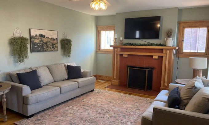 Bonne Terre House | Charming 3-bedroom bungalow just a walk away from all the locals favorites!