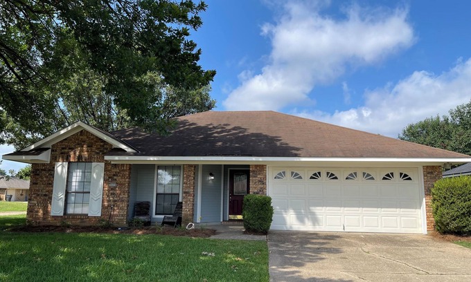 Bossier City House | Charming 3-bedroom with sunroom house in Bossier City with AC, WiFi