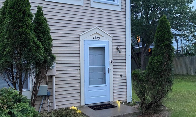 Burtonsville House | Charming 3-bedroom townhome with WiFi, AC in tranquil Burtonsville