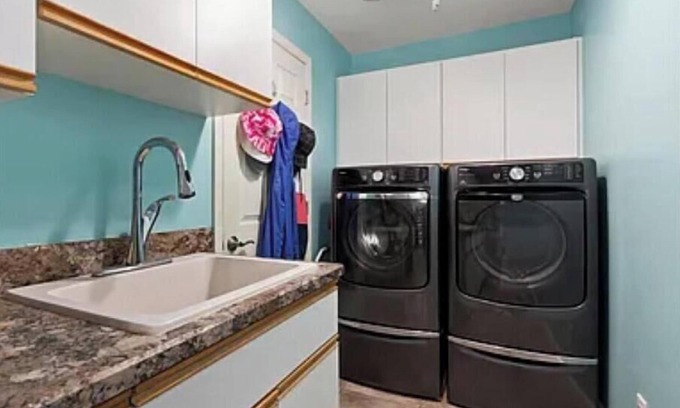 Lakewood Park House | Charming 3-bedroom house/lake, huge backyard, WiFi, fishing, 10 mins from beach
