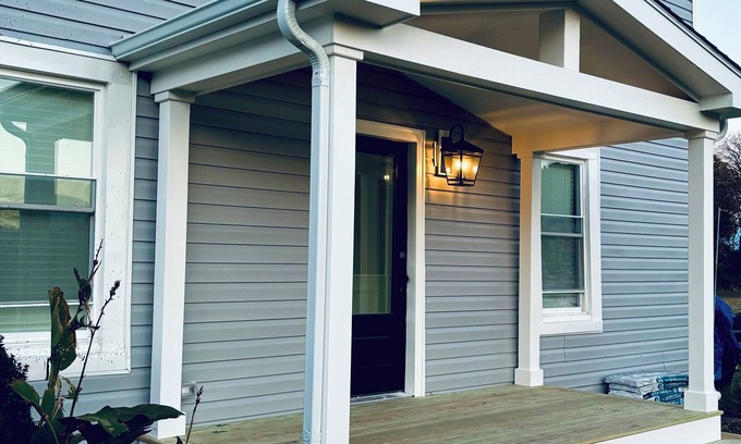Edwardsville House | Charming 3-bedroom house on PRIVATE BEACH in lovely Heathsville