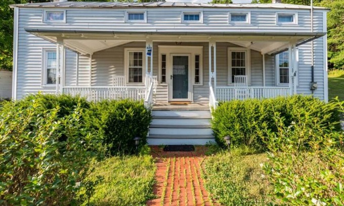 Hollowville Other | Charming 3-bedroom farmhouse in Hollowville with hot tub
