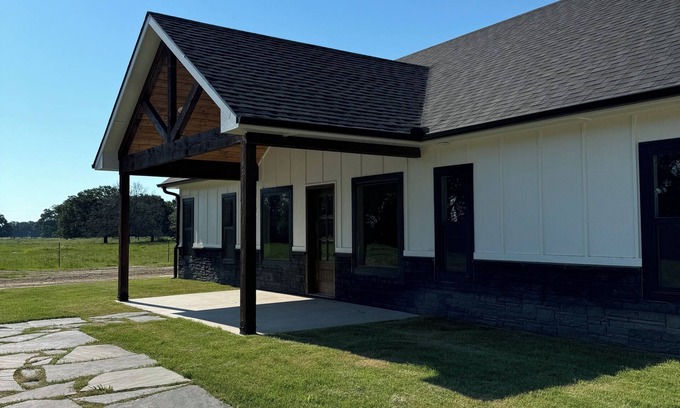 Honey Grove House | Charming 3-bedroom new build close to Bois d Arc Lake outside of Honey Grove TX