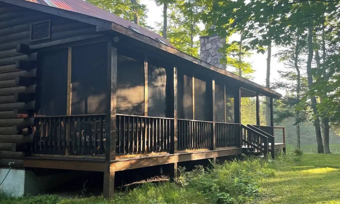 Indian Lake Cabin | Charming 3-bedroom cabin with AC and WiFi in serene Indian Lake