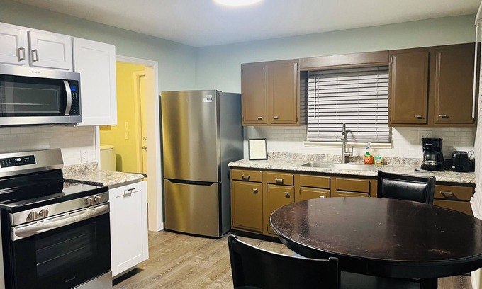 Indianapolis House | Charming 3-bedroom house with WiFi, AC in brilliant indianapolis Speedway.