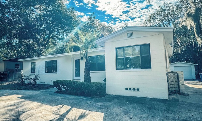 Arlington House | Charming 3-bedroom house in delightful Jacksonville with AC, WiFi