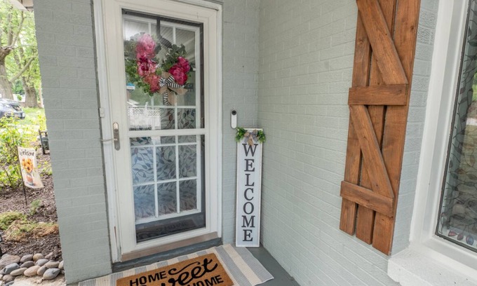 Claycomo House | Charming 3-bedroom/2 Bath Ranch Style Home minutes to everything in Kansas City