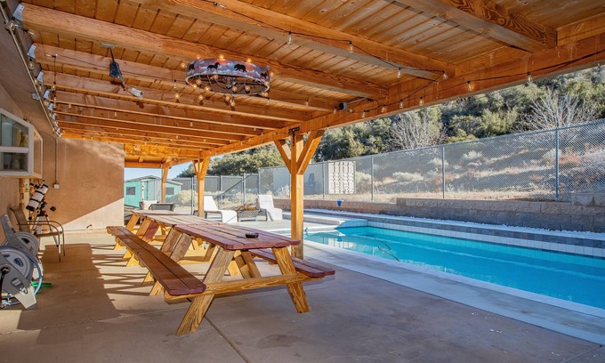 Lake Hughes House | Charming 3-bedroom house with WiFi, AC in lovely Lake Hughes