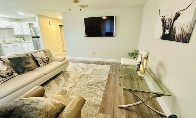 Westminister House | Charming 3-bedroom- 2 bathroom house, by JetBlue Park.