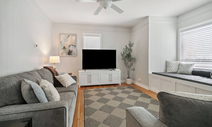 Libertyville House | Charming 3-bedroom house with AC, WiFi & Large Backyard