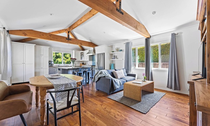 Pacific Palisades House | Charming 3-Bedroom Pet-Friendly Pacific Palisades Home