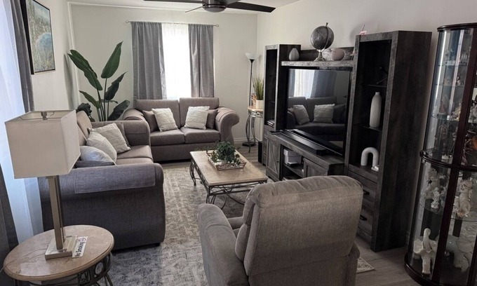 Burbank House | Charming 3-bedroom house in brilliant Los Angeles with WiFi, AC