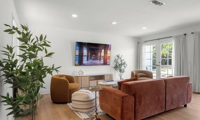 Canoga Park House | Charming 3-bedroom house in marvelous Los Angeles with AC