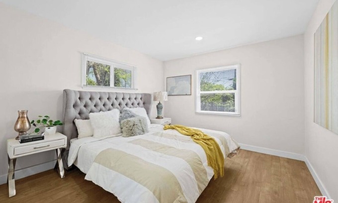 Van Nuys House | Charming 3 Bedroom 2 Bathroom house in Van Nuys!