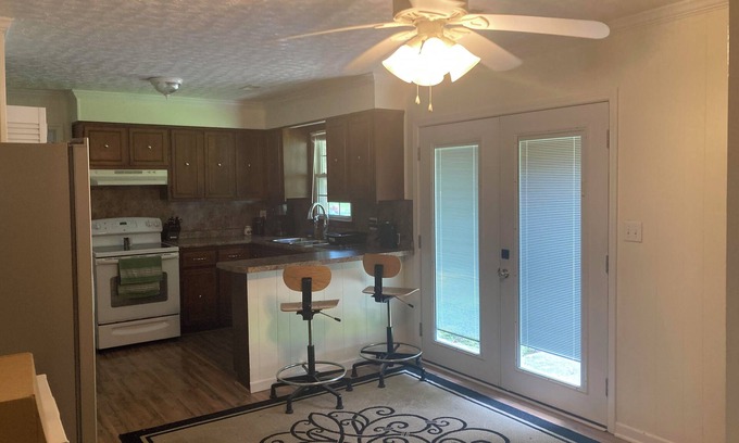 Madisonville House | Charming 3-bedroom house with AC and WiFi in Madisonville