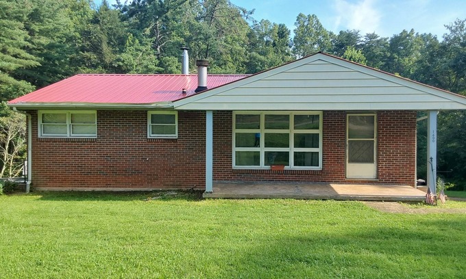 Martinsville House | Charming 3-bedroom house in welcoming Martinsville with AC