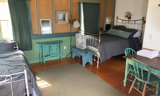 Mattapoisett Cottage | Charming 3-bedroom cottage in Mattapoisett with WiFi access